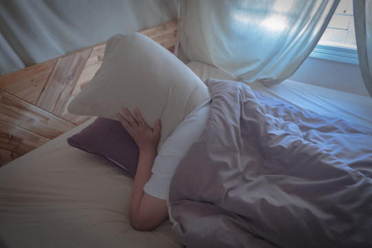 Men use white pillows to stop their ears because they are disturbing and causing insomnia.