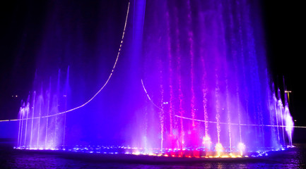 Fototapeta na wymiar Dancing fountain in the park