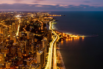 Obraz premium Panoramic view of Chicago downtown and the lake from Hancock tower observation desk in Chicago , Illinois , United States of America