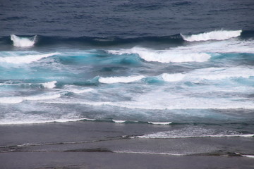 打ち寄せる波