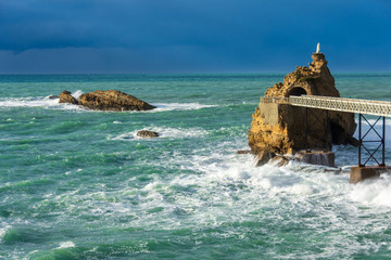Le rocher de la Vierge avant l'orage. Biarritz, France © HJBC