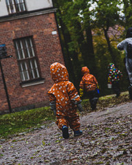 Ni&ntilde;o en la lluvia