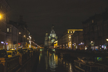 Fototapeta na wymiar St Petesburgo de noche