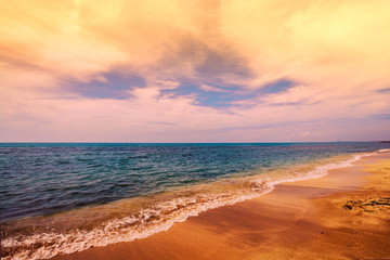 Obraz premium Deserted beach with cloudy sky