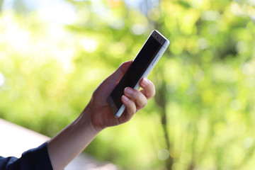 スマートフォンを持つ女性