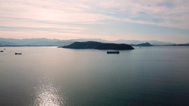 能古島と博多湾遠景 通過する大型船 背景に糸島を望む 空撮 トラックアップ 前進 鳥瞰 海の中道海岸_v98 _00629(DJI_0028_PR_1_MOV)
