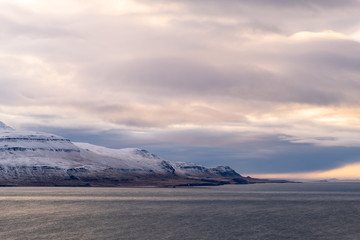 Hvalfjörður mit Blick auf die Halbinsel Hálsnes und dem Reynivallaháls nache Borgarnes. / Hvalfjörður with a view of the Hálsnes peninsula and the Reynivallaháls towards Borgarnes.