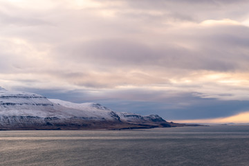 Fototapeta premium Hvalfjörður mit Blick auf die Halbinsel Hálsnes und dem Reynivallaháls nache Borgarnes. / Hvalfjörður with a view of the Hálsnes peninsula and the Reynivallaháls towards Borgarnes.