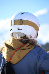 Nahaufnahme einer Skifahrerin von hinten