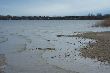Wunderschöner Tag mit blauem Himmel am Chiemseestrand