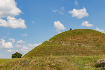 KRAKOW, POLAND - MAY, 12, 2018: View at Krakus mound (Kopiec Kraka) with people on it. - obrazy, fototapety, plakaty