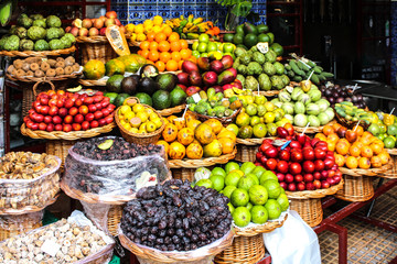 Fototapeta na wymiar Fruits exotiques - Funchal / madère (Mercado dos Lavradores) 
