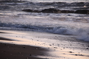 太陽に輝く波打ち際