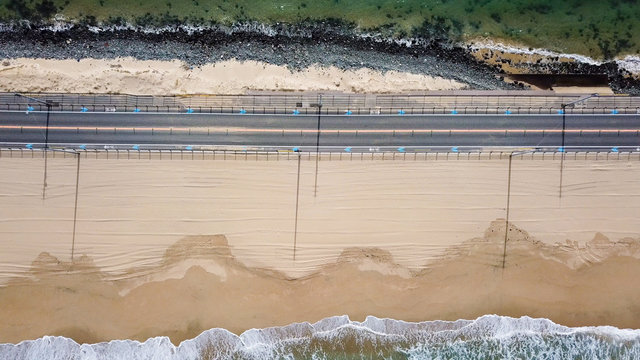 海に挟まれた砂嘴を走る道路 長い影 砂浜に打ち寄せる波 志賀島 空撮 真俯瞰 海の中道海岸_s106_00637(DJI_0052-1_LR_JPG)