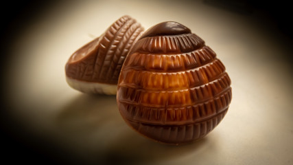 Pralinen aus weißer und dunkler Schokolade