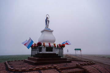 Figury Matki Bożej Niepokalanej  w Waniewie, Narwiański Park Narodowy, Podlasie, Polska © podlaski49