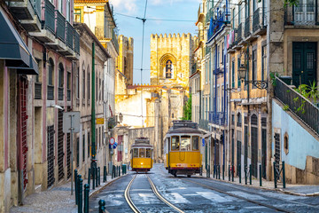 tram on line 28 in lisbon, portugal - obrazy, fototapety, plakaty