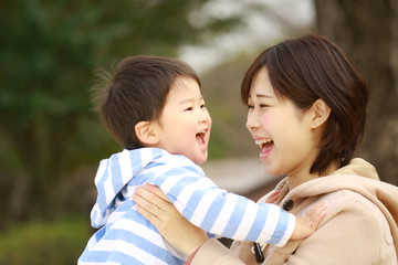 笑顔の親子