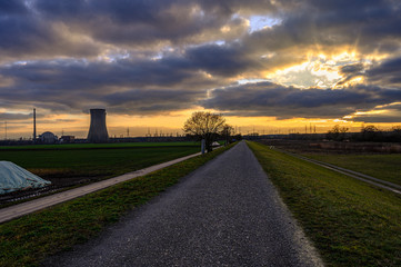 Obraz premium Sonnenuntergang am AKW Grafenrheinfeld 