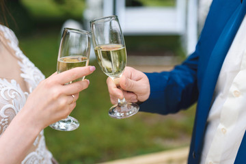 newlyweds clinging glasses