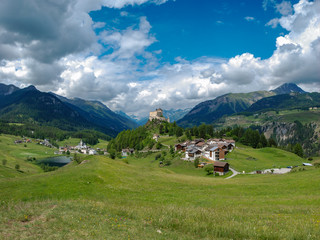 Fototapeta na wymiar tarasp im Unterengadin des Schweizer Kanton Graubünden