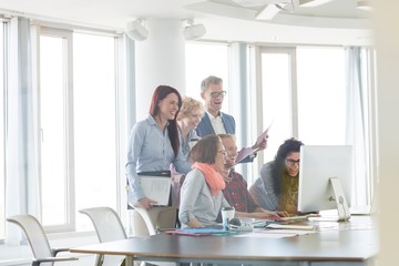 Obraz premium Cheerful businesspeople working together at conference table