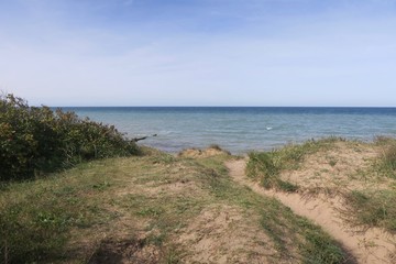 Sandpfad zum Ufer der Steilküste bei Wustrow mit Blick auf die Ostsee