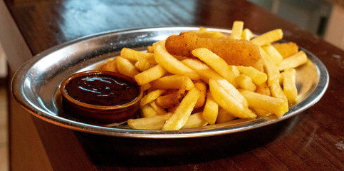 Patatas con salsa y pescado