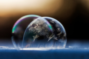 Bolle di sapone e cristalli di ghiaccio