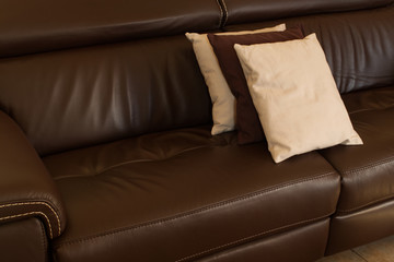 Décoration intérieure de salon et canapé jeux de coussin dispositions et coloris différents