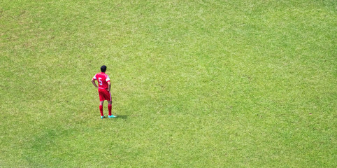 Jogador de futebol sozinho no campo