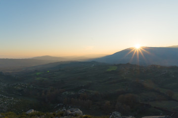 Por do sol de traz da montanha
