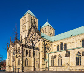 Fototapeta na wymiar Seitenansicht des St.-Paulus-Dom in Münster, Westfalen