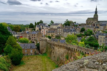 Fototapeta na wymiar Ville de Dinan, les remparts, la cathédrale, Côtes-d’Armor, Bretagne, France