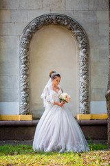 Obraz premium Charming bride is turning around under the beautiful arch