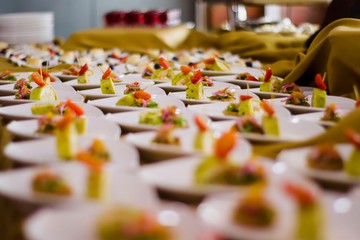BOCADITO EN UN PLATO DE HOJA BLANCA