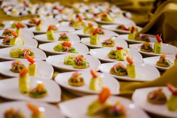 BOCADITO EN UN PLATO DE HOJA BLANCA