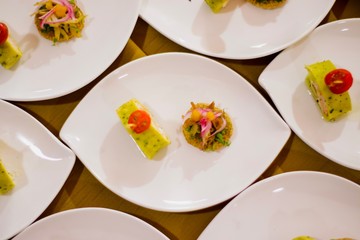 BOCADITO EN UN PLATO DE HOJA BLANCA