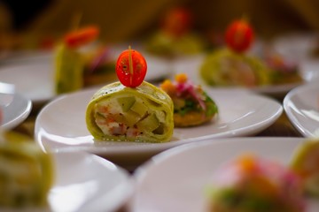 BOCADITO EN UN PLATO DE HOJA BLANCA