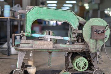 Saw machine And cut the rectangular steel 