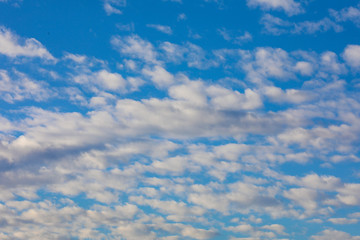 Freundlicher blauer Himmel mit leichten Wolken