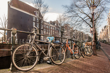 Fototapeta na wymiar old bicycle in amsterdam