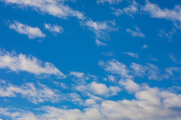 Freundlicher blauer Himmel mit leichten Wolken