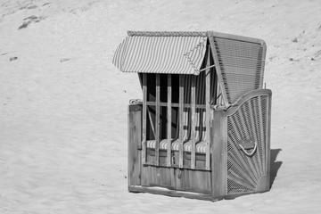 ein abgeschlossener Strandkorb wartet an einem Ostseestrand