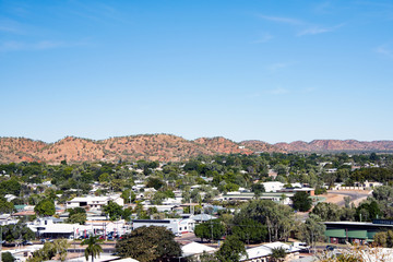 Obraz premium Looking over a remote Australian town during the day