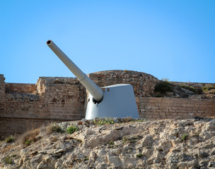eine alte ausrangierte Schiffkanone von einem Kriegschiff auf einem Felsen