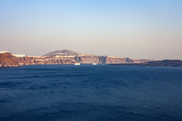 Wybrzeża greckiej wyspy Santorini - brzegi wulkanicznej kaldery wypełnionej morskimi wodami