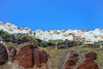 Wybrzeża greckiej wyspy Santorini z usytuowanymi na klifach miasteczkami Oia i Thira - obrazy, fototapety, plakaty