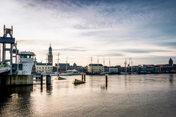 Obraz premium City view and skyline with beautiful medieval houses and ships at the Hanze city Kampen and the river 