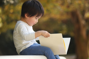 本を読む男の子